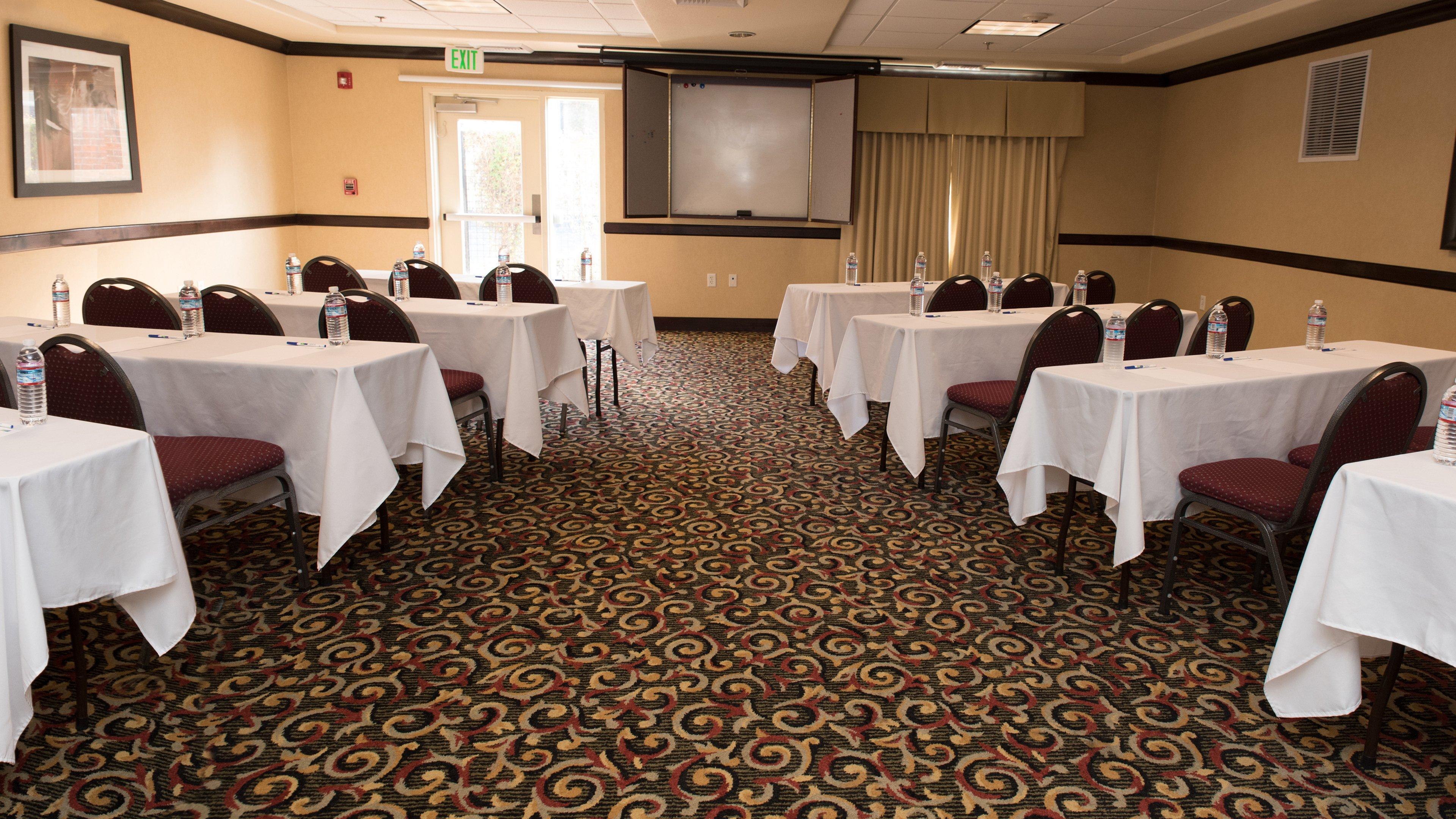 Holiday Inn Express Hotel & Suites Lincoln-Roseville Area, An Ihg Hotel Exterior photo